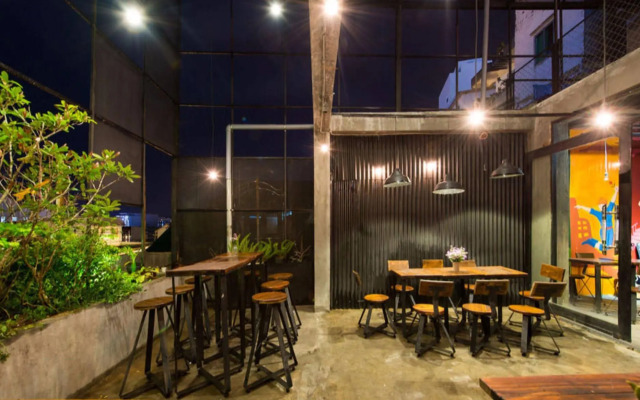 YOLO Hostel n Bar