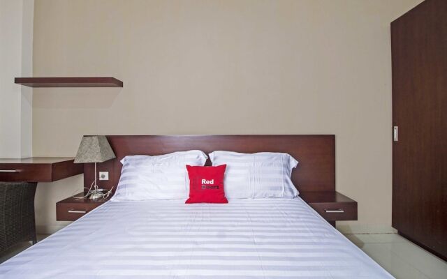 RedDoorz Plus Near Ambassador Mall