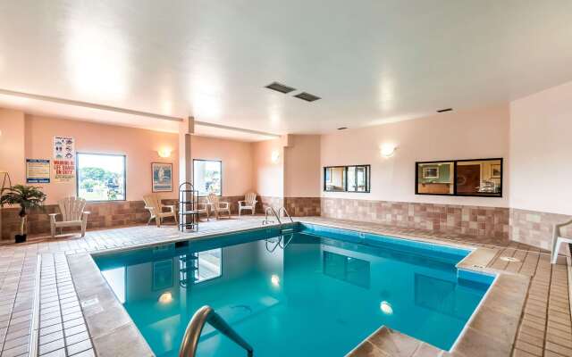 Econo Lodge Inn & Suites