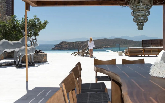 Plaka Sea Front Residence