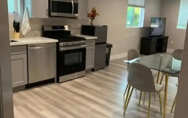 Modern LA Stay - Private Room & Bathroom