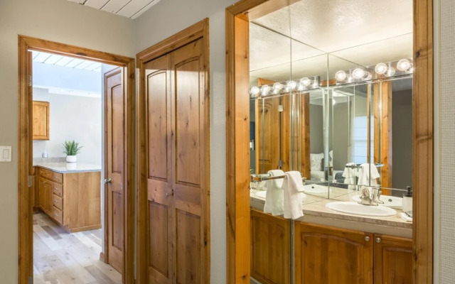 True Ski-in Ski-out Stunning Mountain Views