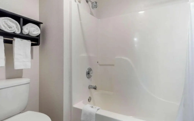 Allington Inn & Suites South Fork