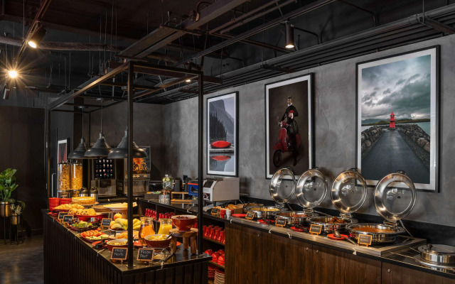 Radisson RED London Gatwick Airport