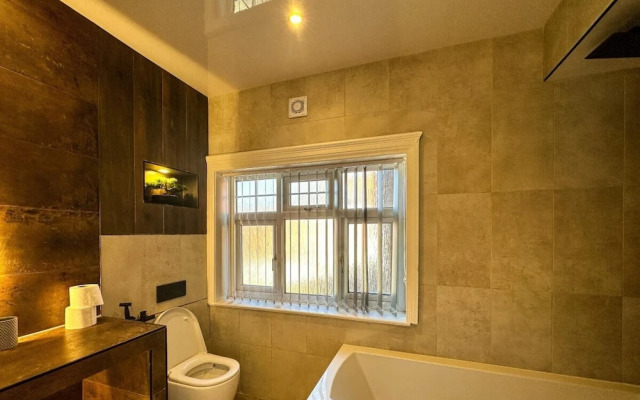 Stunning Detached Hidden King Suite Abode
