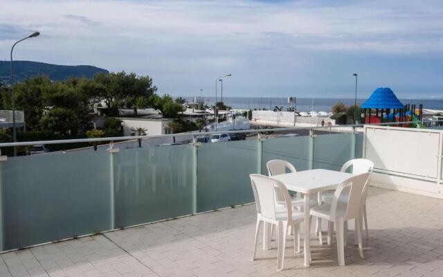 M146 - Marcelli, bilocale fronte mare con ampio terrazzo