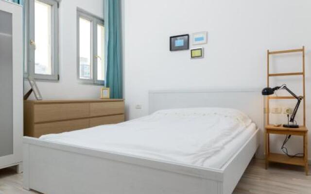 Beachfront 52 by Tlv 2 Rent