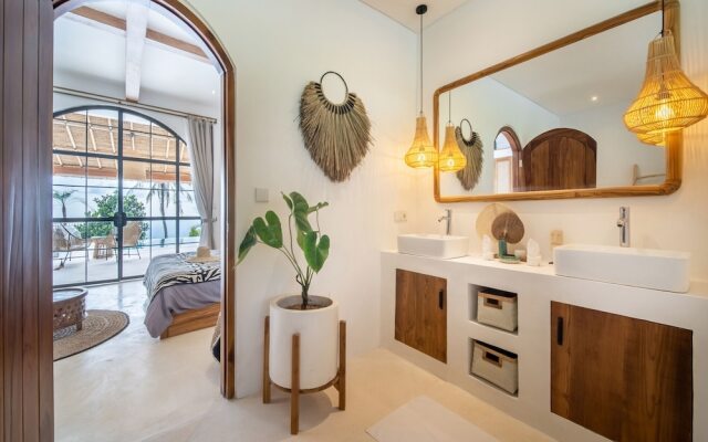 NEW ! Stunning 4BR Jungle View Villa in Lovina
