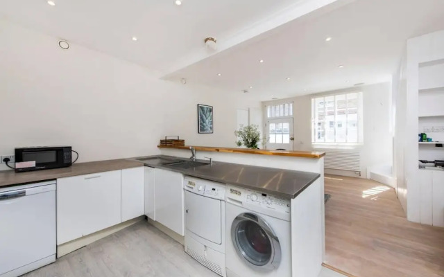 Divine 3-bed Mews House Battersea