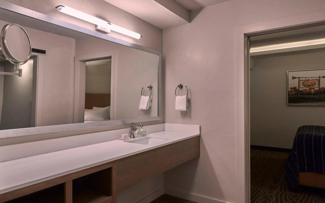 Fredericksburg Inn & Suites