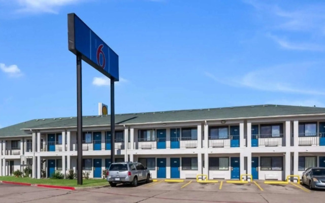 Motel 6 Irving, TX - Loop 12