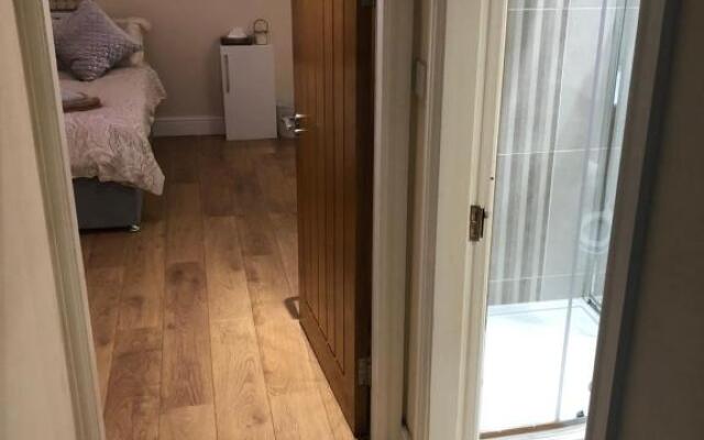 BIG ROOM rusholme WITH TV AND PRIVATE BATHROOM-parking&wifi