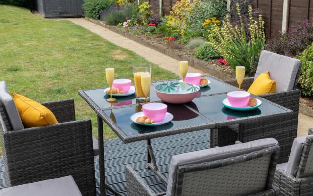 Modern Three Bedroom Home in Gloucester with Hot Tub