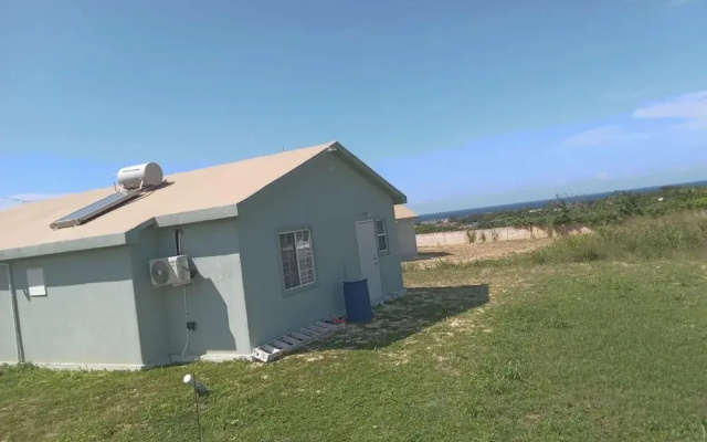 Beach-view 2 Bed Apartment Sleeps 4 - Free Parking
