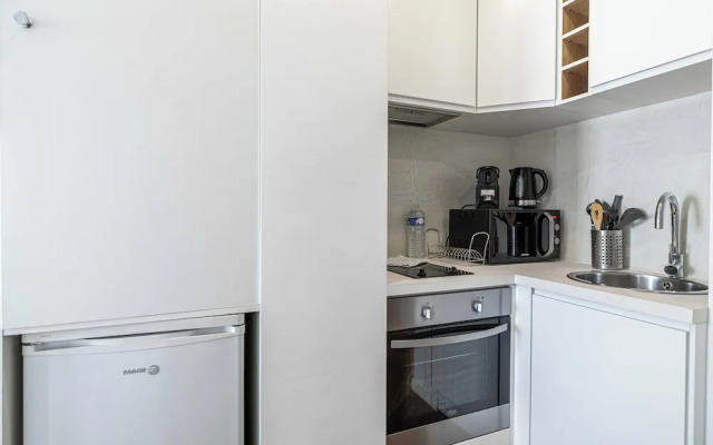 Magnificent Renovated 2 Bedroom Apartment, Terrace