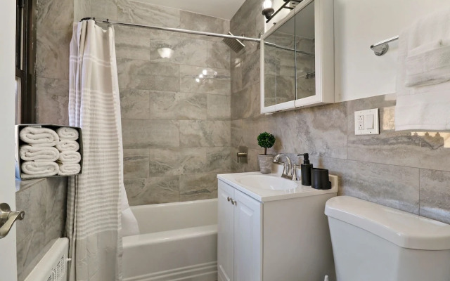 Comfy 2BR Rogers Park Apt in Sheridan