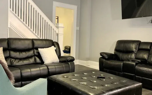 Texas Hold-em Duplex- 3BR Free Parking