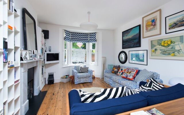 Fashionable 3BR Family Home in Battersea