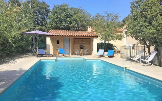 Inviting Villa in Saumane-de-vaucluse With Swimming Pool