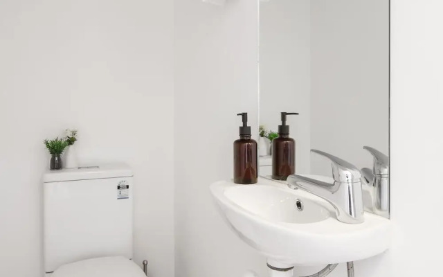 Heart of Highett Apartment by Ready Set Host