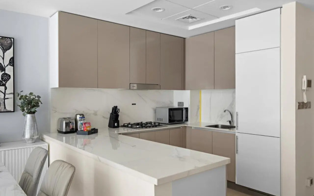 1Br Azizi Riviera B7, Pool View