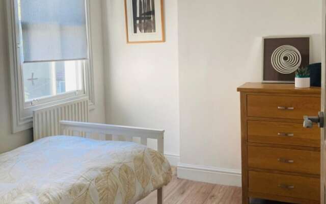 Charming 3-bed House in London