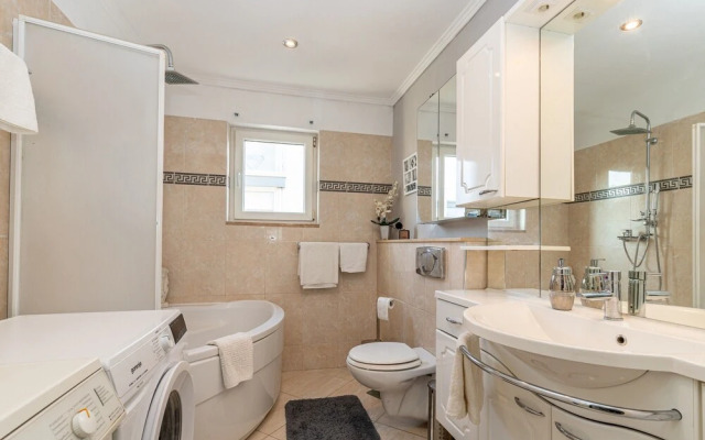 Deluxe Apartment Sandra 1200m From Beach