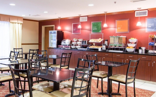 Comfort Inn & Suites Airport Convention Center