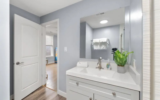 Stylish 2BR Urban Retreat in River West