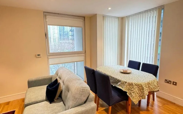 Contemporary 2BD Flat W/balcony Canary Wharf!