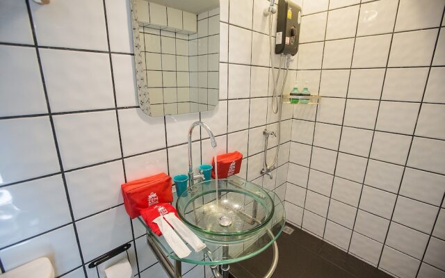 ZEN Rooms Manee Nopparat Soi 1