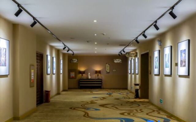 Yunshang Caohai Hotel (Bijie Zhe Mall)