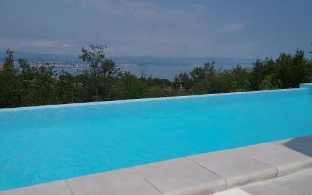 Tranquity Studio Apartment Ika