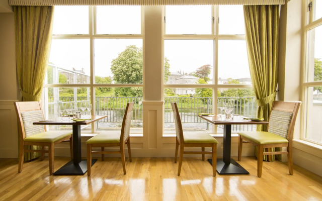 Riverside Hotel