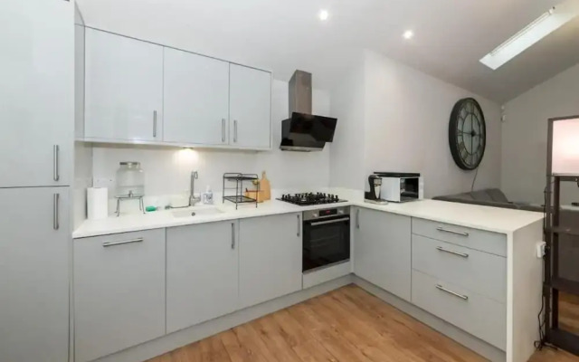 2-bed House in Reading-near Town-sleeps 4
