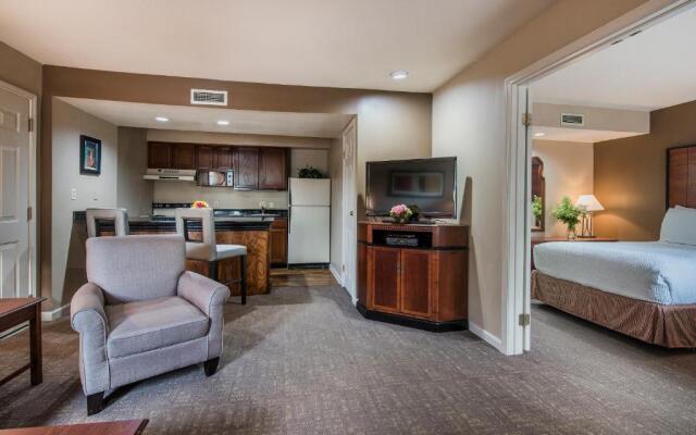 Cloverleaf Suites