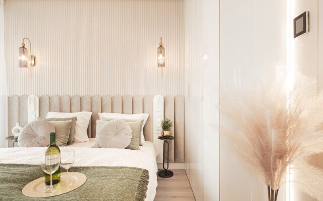 Apartment Royallux Sea View by Renters