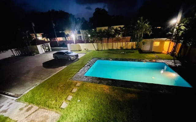 Lovely 2 Bedroom Condo With Pool And Hot Water