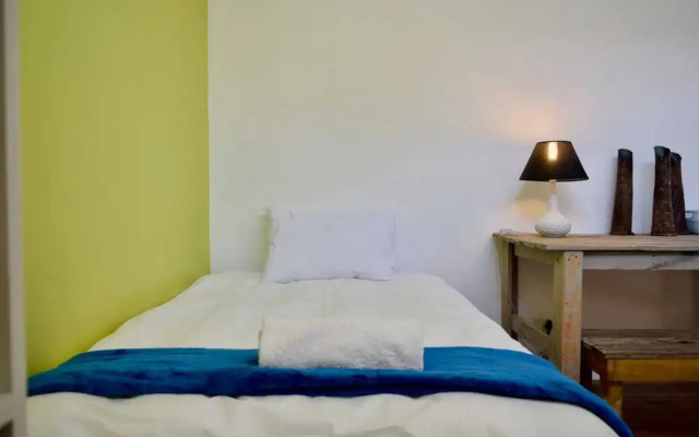 Central Victorian House With Table Mountain View