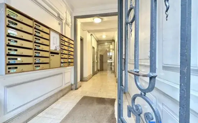 Splendid Eiffel Tower apartment with lift access