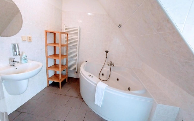 Apartment with a garden