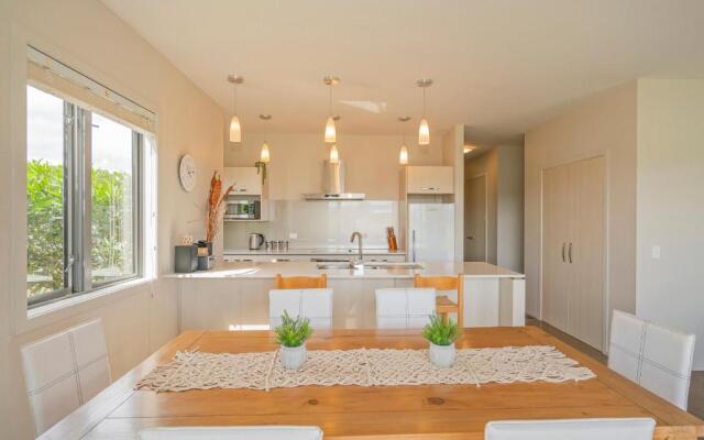 Lakeside Villa Retreat - Matarangi Downstairs Holiday Unit