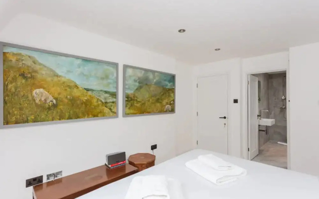 Contemporary 2 Bedroom House in Vibrant Shepherds Bush