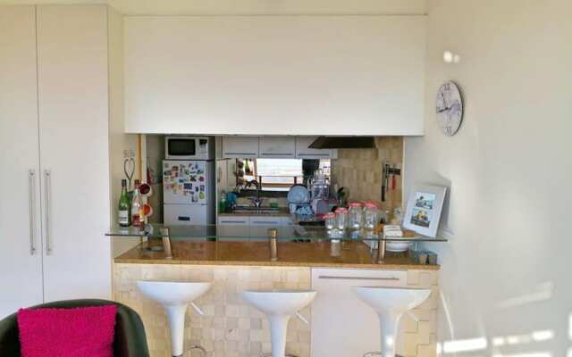 2 Bedroom Apartment in Vredehoek Towers