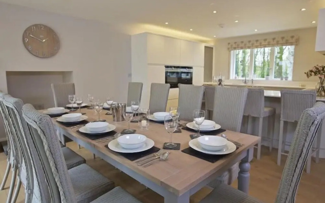 3 the Drive, Hillfield Village