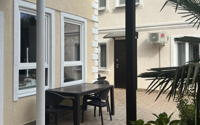 Дельфин-море (Сухум)