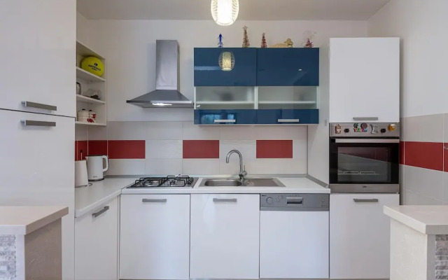 Modern Apartment With Balcony and Garden