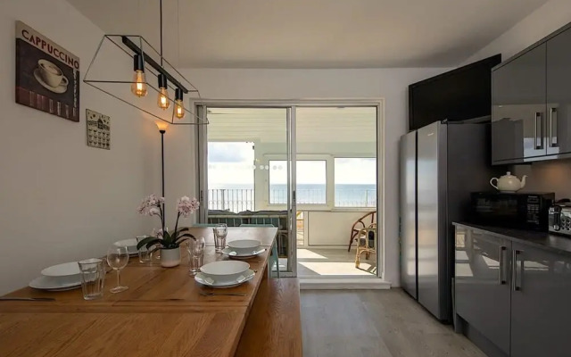 Stunning Beachfront Apt w Balcony Sea Views