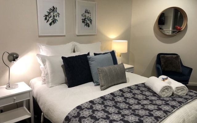 Westwood Lodge Apartments – Guest Rooms – Bright