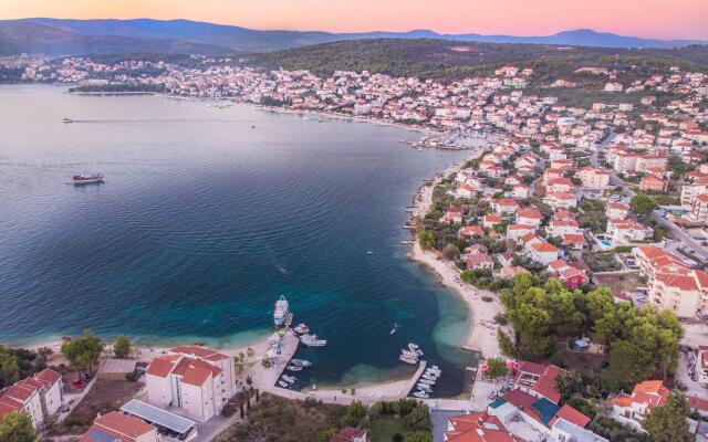 Apartment Matea 220m From the Beach